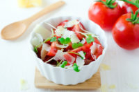 салат з томатів з твердим сиром фета і мікрогріном для здорового харчування